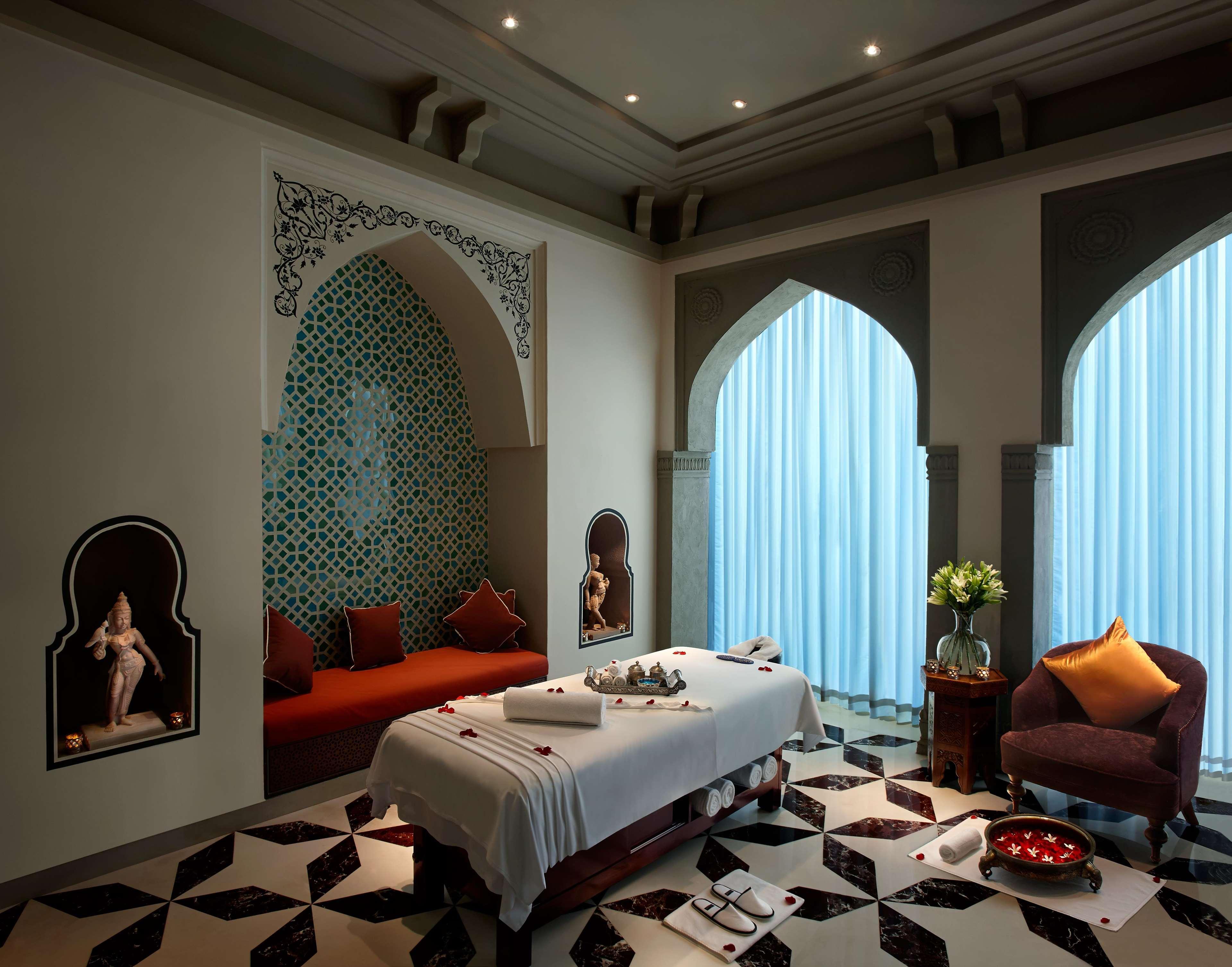 מלון Fairmont ג'איפור מראה חיצוני תמונה A spa treatment room at the Taj Mahal Palace, Mumbai, India
