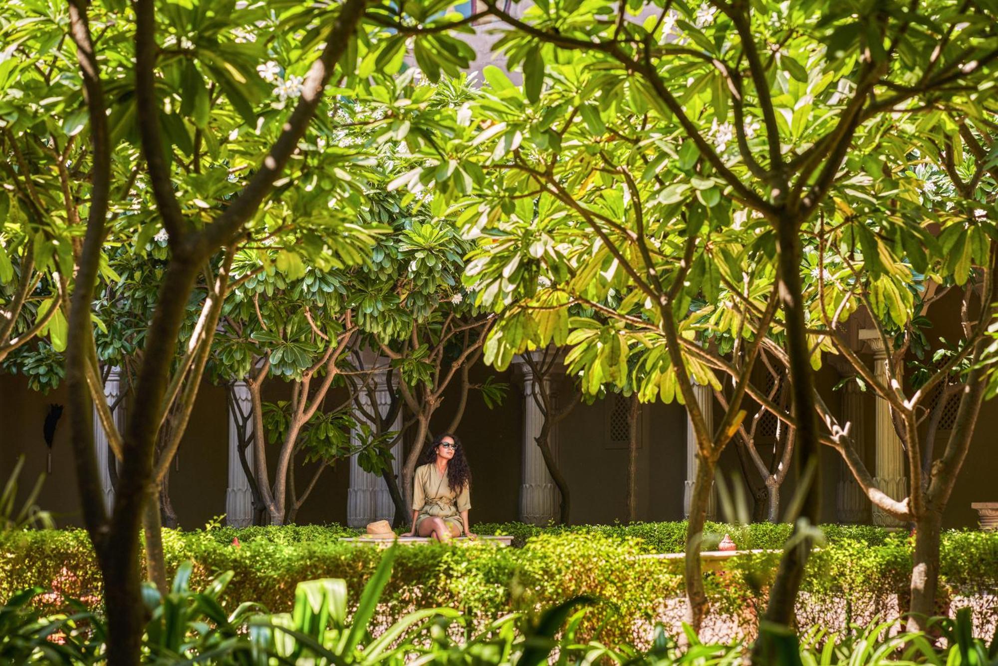 מלון Fairmont ג'איפור מראה חיצוני תמונה A woman praying in the garden